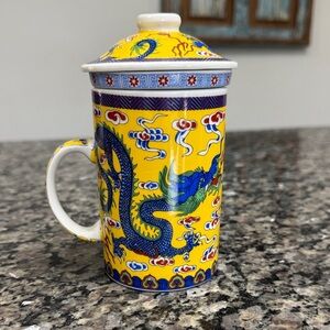 Yellow Dragon Motif Asian teaMug with Lid and infuser EUC